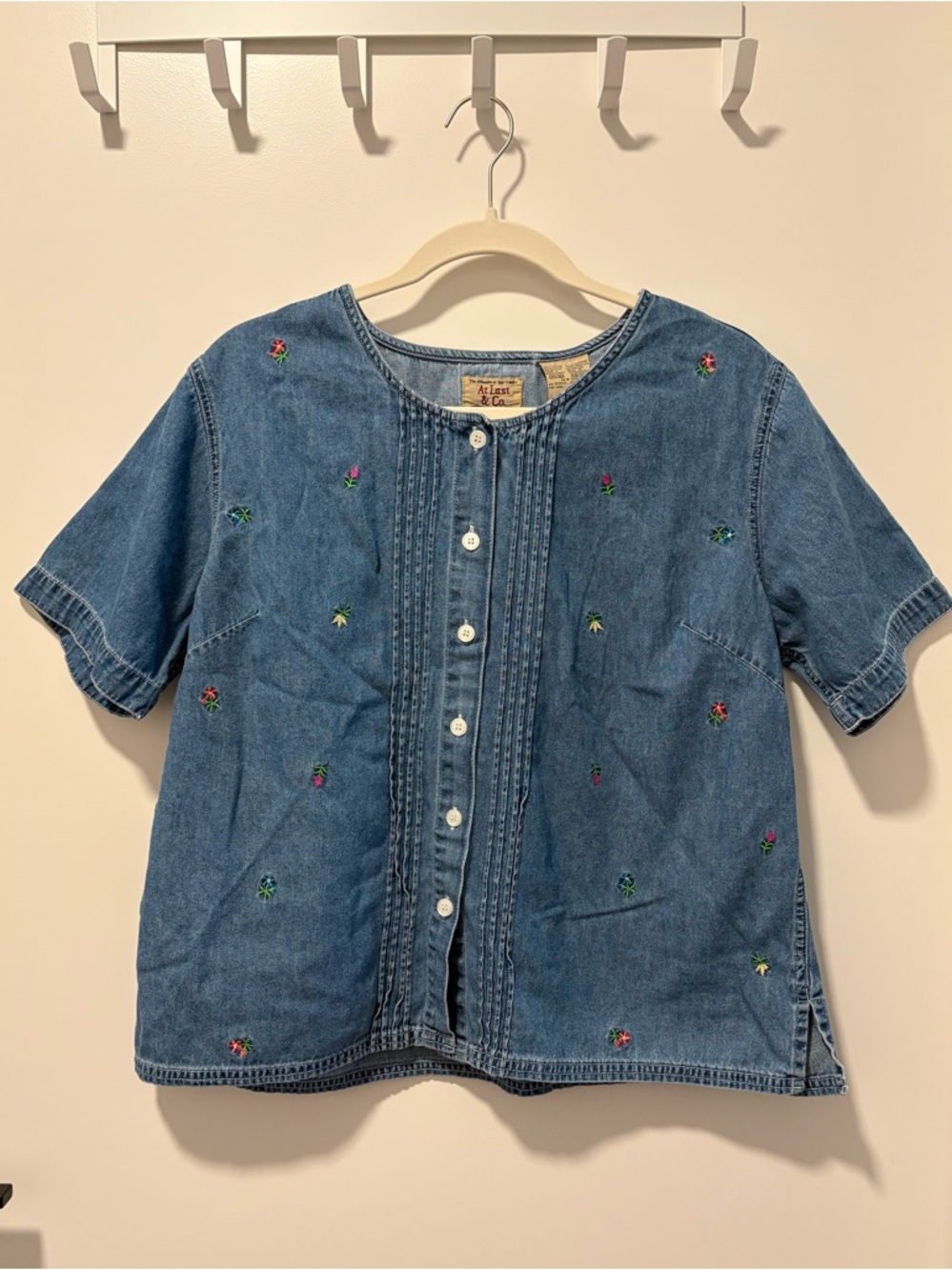 Embroidered Floral Denim Button-Front Top - Size 14/16 - Perfect for spring